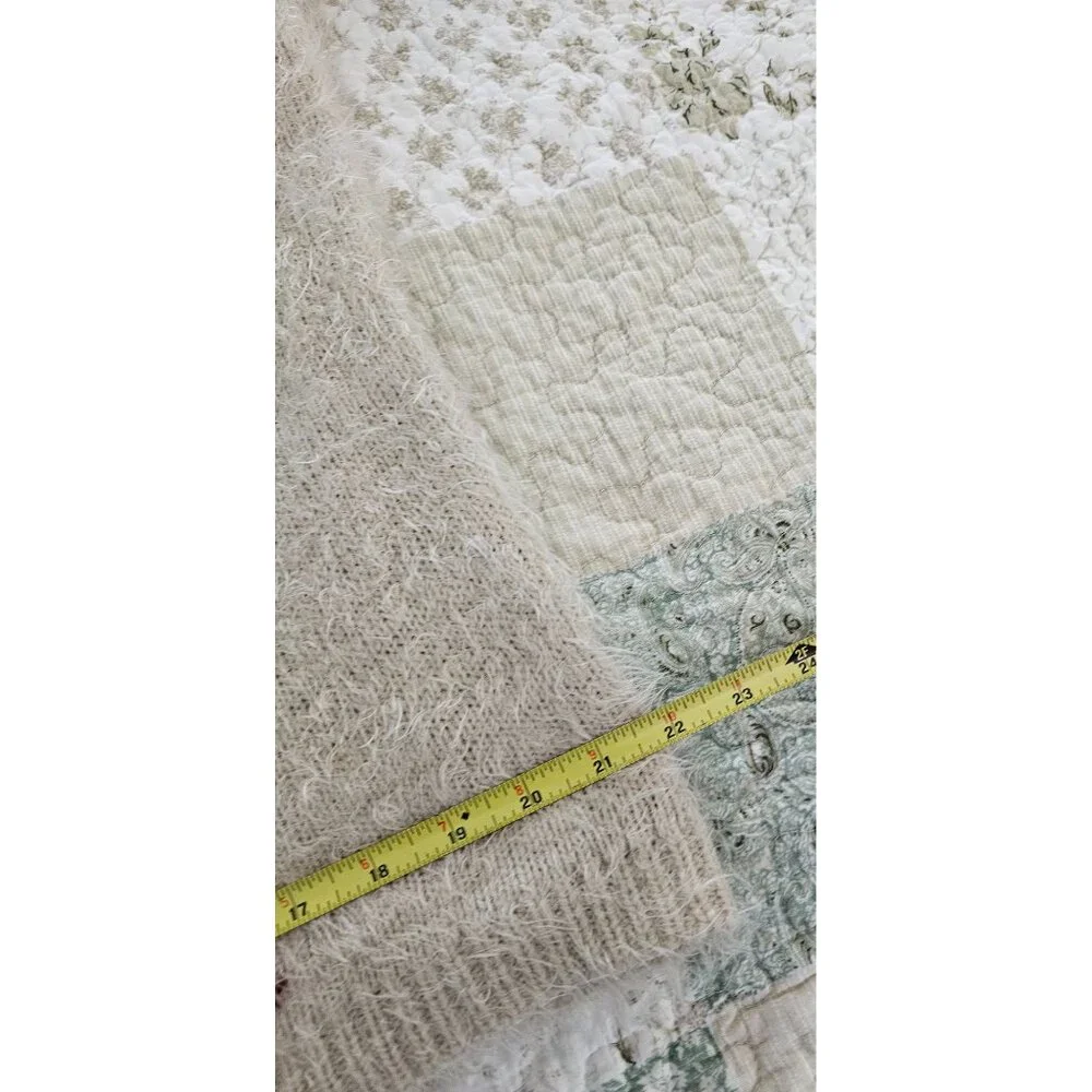 Tea n Rose Woman's Medium/Large Scoop‎ Neck Sweater